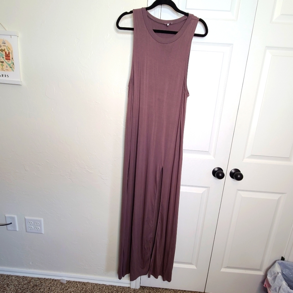 Low armhole sleeveless maxi stress with slit